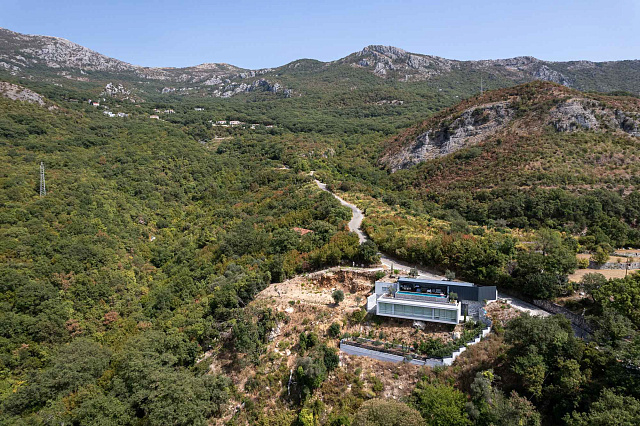 EXKLUSIVE INVESTITIONSMÖGLICHKEIT IN DER NÄHE VON KAMENOVO UND SVETI STEFAN