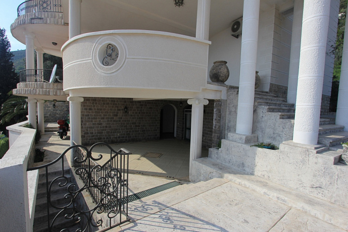 Helligkeit mit Pool in der Villa Petrovac
