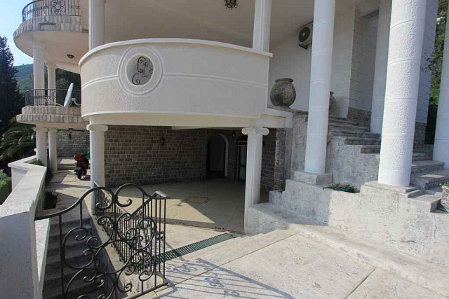Helligkeit mit Pool in der Villa Petrovac — photo 7