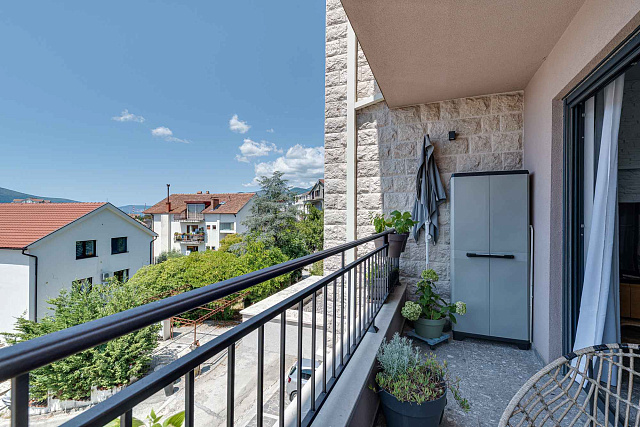 Moderne Drei-Zimmer-Wohnung im Zentrum von Tivat mit Meerblick — photo 20