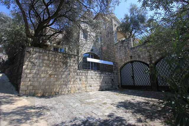 Helligkeit mit Pool in der Villa Petrovac
