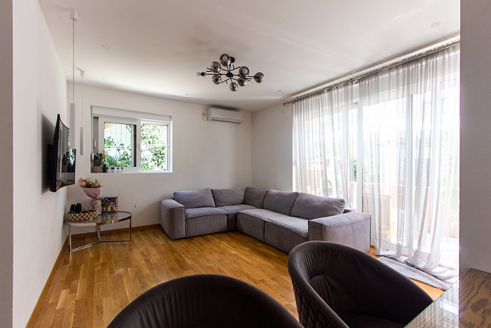 Zweistöckiges Haus mit 6 Schlafzimmern in Herceg Novi, Zelenika