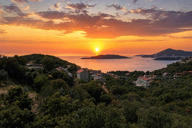 EXKLUSIVE INVESTITIONSMÖGLICHKEIT IN DER NÄHE VON KAMENOVO UND SVETI STEFAN