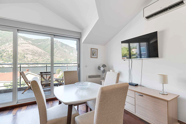 Zwei-Zimmer-Wohnung in Dobrota, Kotor — 61 m² — photo 8
