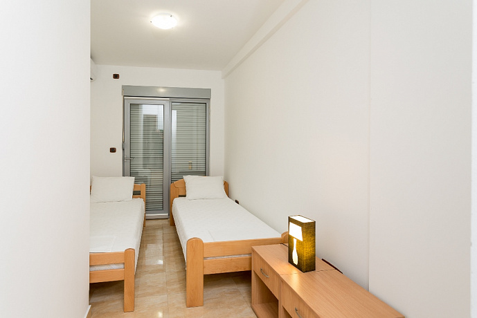 Zweizimmerwohnungen in erster Linie mit Panoramablick auf die Riviera von Budva