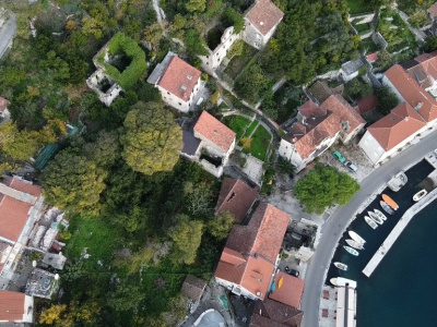 Grundstück mit Ruinen in Perast