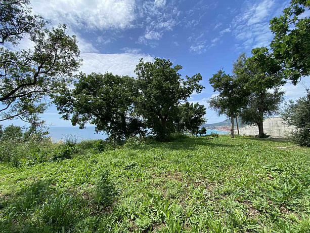 Zum Verkauf steht ein eingezäuntes Grundstück mit Panoramablick auf die Adria