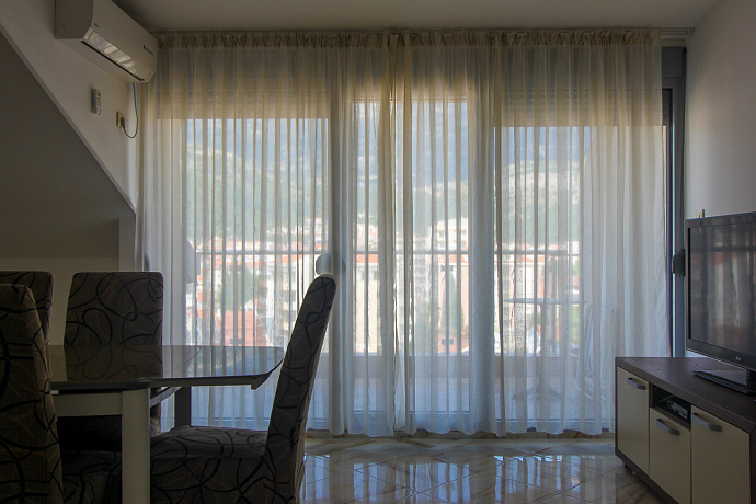Zum Verkauf steht eine geräumige Wohnung in Budva mit Blick auf die Stadt