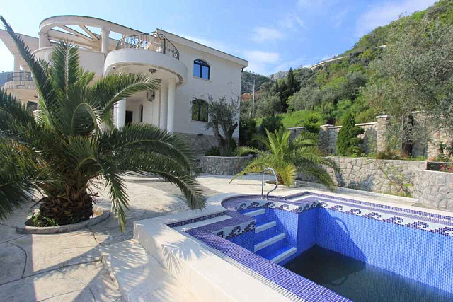 Helligkeit mit Pool in der Villa Petrovac — photo 6