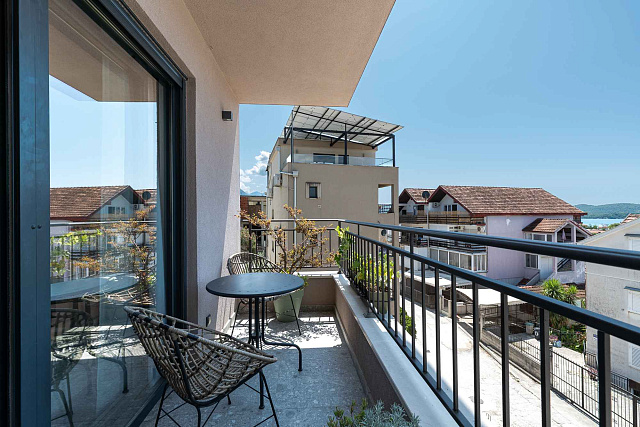 Moderne Drei-Zimmer-Wohnung im Zentrum von Tivat mit Meerblick — photo 19