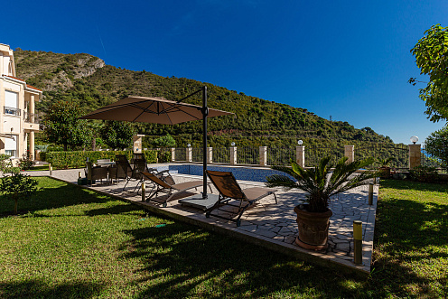 Eleganz und Gelassenheit in einer luxuriösen Villa mit Panoramablick auf das Meer.