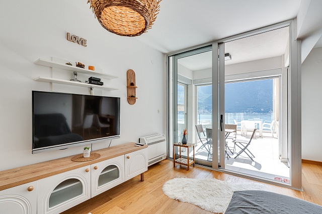 Attraktive 86 m² Wohnung in Dobrota – Große Terrasse, Meerblick, Garage & Abstellraum