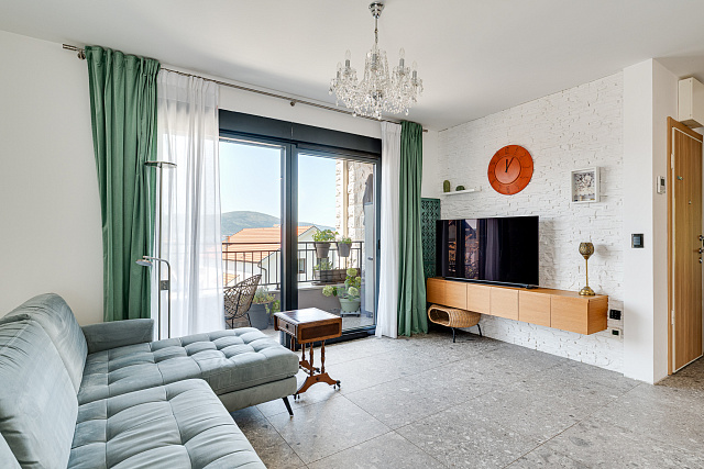Moderne Drei-Zimmer-Wohnung im Zentrum von Tivat mit Meerblick — photo 10