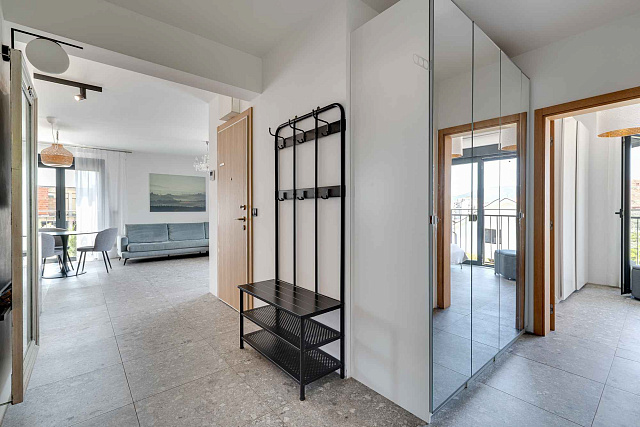 Moderne Drei-Zimmer-Wohnung im Zentrum von Tivat mit Meerblick — photo 29