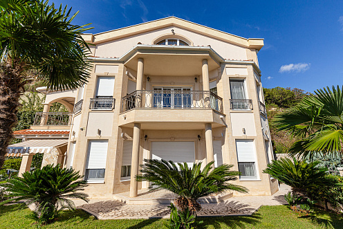 Eleganz und Gelassenheit in einer luxuriösen Villa mit Panoramablick auf das Meer.