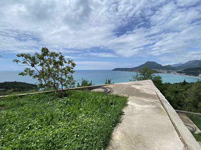 Zum Verkauf steht ein eingezäuntes Grundstück mit Panoramablick auf die Adria