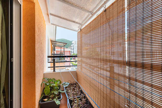 Großzügige möblierte Wohnung mit Möglichkeit zum Ausbau einer Galerie und Meerblick in Budva — photo 10