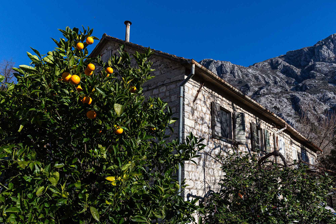 Zu verkaufen – Authentisches Steinhaus mit traumhaftem Blick auf die Bucht von Kotor