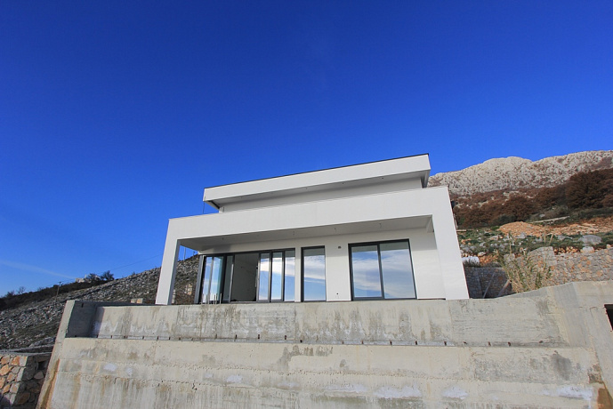 Zweistöckiges Haus mit privatem Pool und Panoramablick auf das Meer