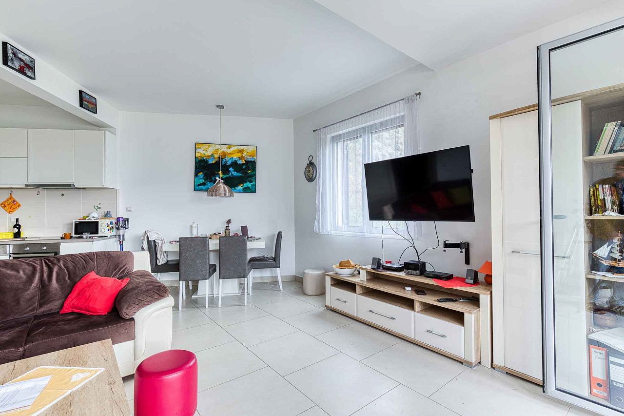 Modern One-Bedroom Apartment with Sea & Mountain Views