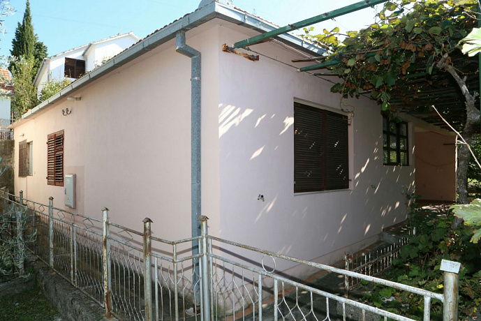 Haus mit Innenhof und Auffahrt in Belishi