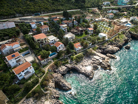 Dreistöckige Villa mit eigenem Zugang zum Meer