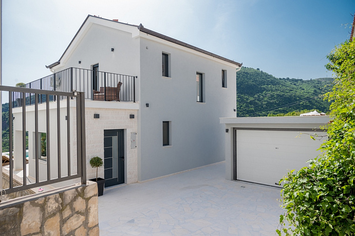 Moderne Villa mit Meerblick in Becici