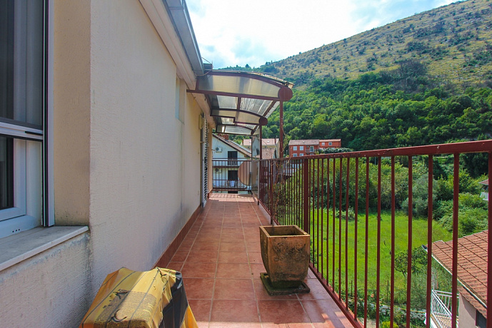 Apartment mit einem Schlafzimmer in Igalo mit Blick auf den Fluss und die Berge