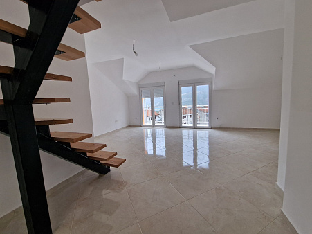 Maisonette-Wohnung mit drei Schlafzimmern in Igalo mit Meerblick