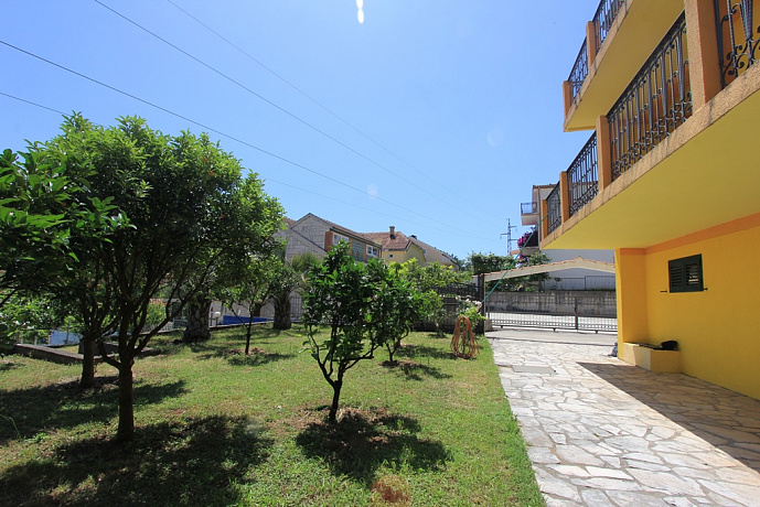 Haus in Herceg Novi mit großem Garten
