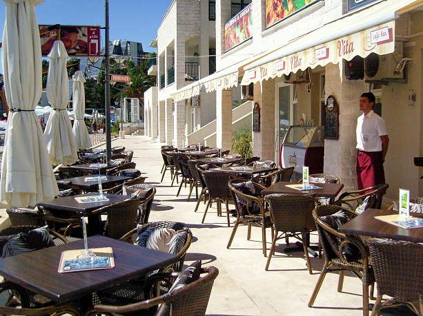 Café mit Terrasse in erster Reihe in Herceg Novi