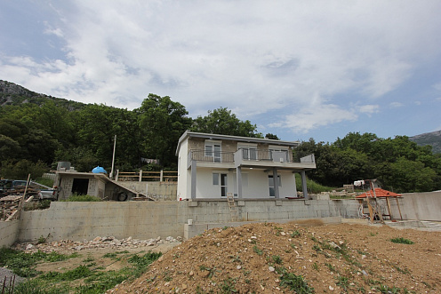Haus in Bjelisi auf zwei Etagen mit großem Garten