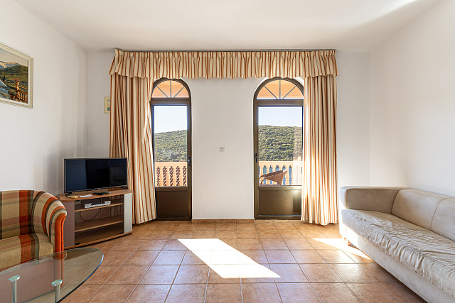 Gemütliche Wohnung in Bigovo direkt am Meer — mit Terrasse und Meerblick