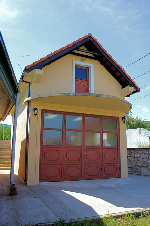 Haus zum Verkauf mit großem Grundstück in Cetinje