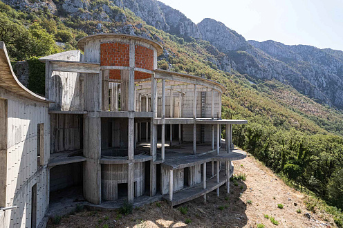 7.715 m² Grundstück mit Gebäuden und Rohbau nahe Sveti Stefan — photo 2