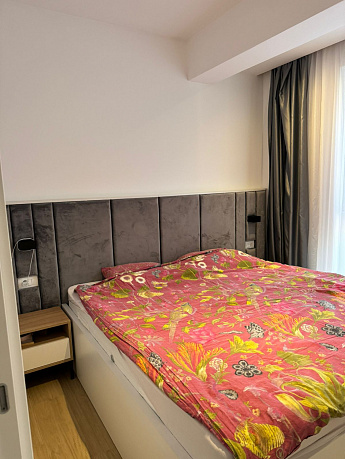 Zu verkaufen geräumige Wohnung mit zwei Schlafzimmern in Becici