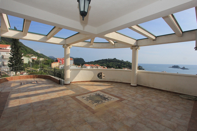 Helligkeit mit Pool in der Villa Petrovac — photo 23
