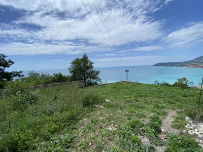 Zum Verkauf steht ein eingezäuntes Grundstück mit Panoramablick auf die Adria