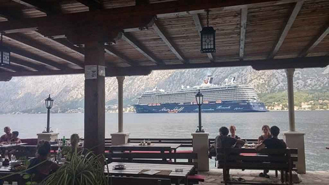 Zwei Häuser mit einem Restaurant in der ersten Reihe — photo 21