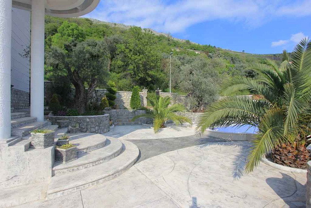 Helligkeit mit Pool in der Villa Petrovac — photo 8