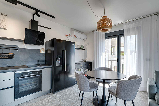 Moderne Drei-Zimmer-Wohnung im Zentrum von Tivat mit Meerblick — photo 15