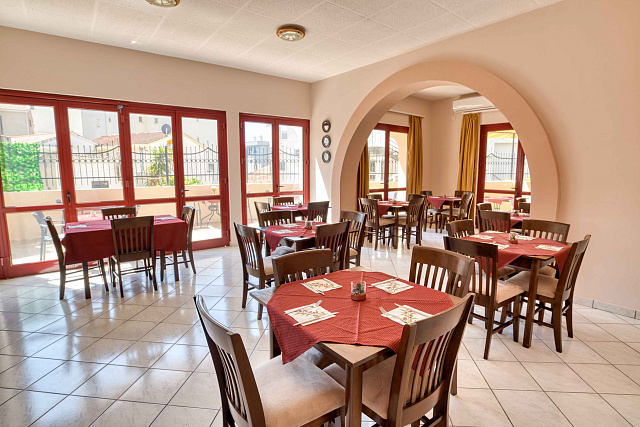 Voll ausgestattetes Hotel mit Restaurant in Bečići – 200m vom Meer