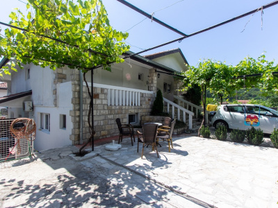 Zweistöckiges Haus mit 6 Schlafzimmern in Herceg Novi, Zelenika