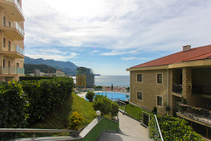 Wohnung zum Verkauf in Bečići in einem Komplex mit Schwimmbad