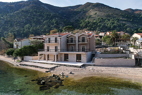 Eine luxuriöse dreistöckige Villa in erster Meereslinie in Kotor
