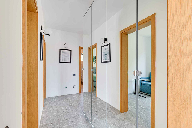 Moderne Drei-Zimmer-Wohnung im Zentrum von Tivat mit Meerblick — photo 4