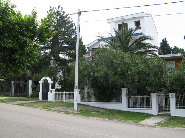 Geräumiges Haus mit Wohnungen in Sutomore
