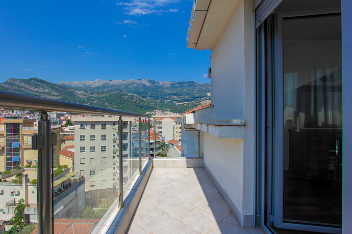 Zum Verkauf steht eine geräumige Wohnung in Budva mit Blick auf die Stadt