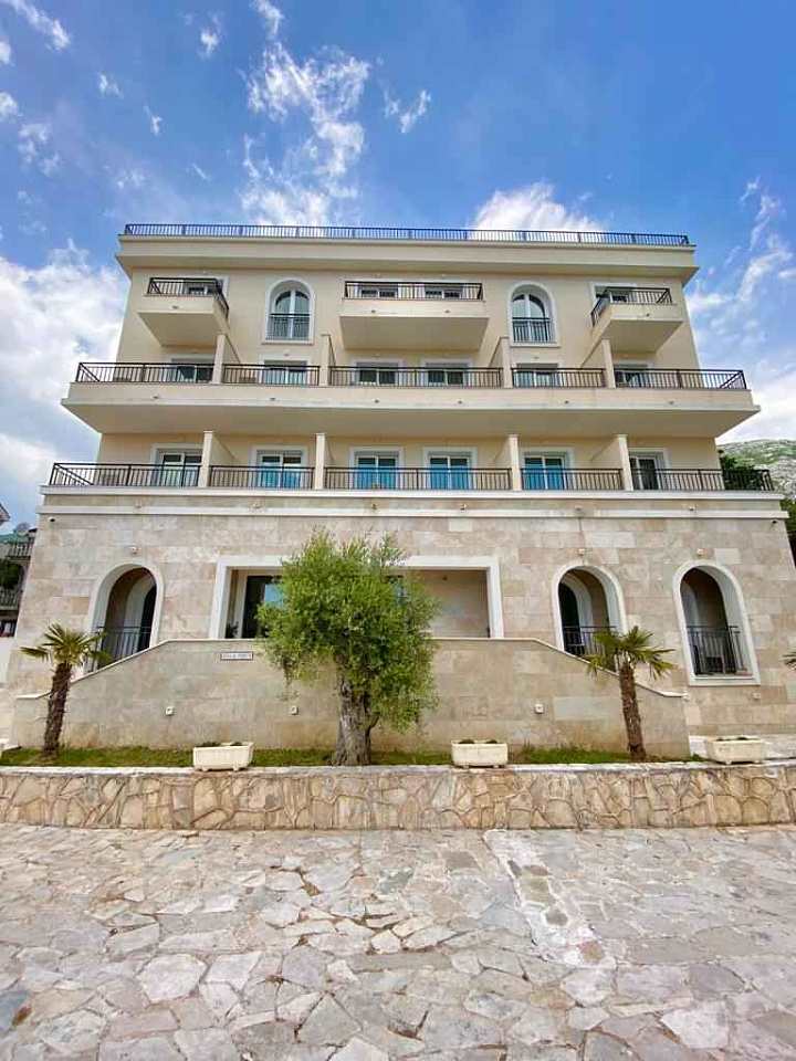 Charming hotel in Buljarica with 34 apartments