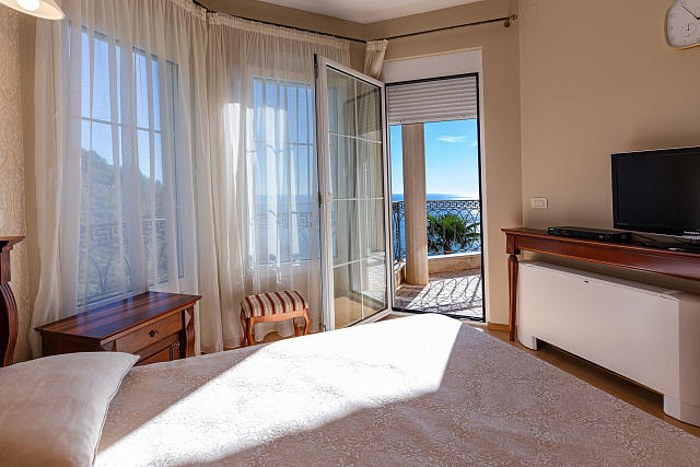 Eleganz und Gelassenheit in einer luxuriösen Villa mit Panoramablick auf das Meer. — photo 44